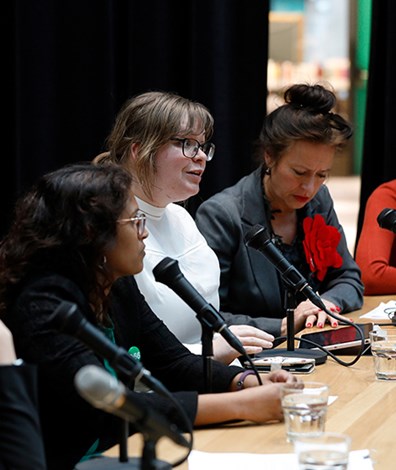 Foto van cultuurdebat in 2019: discussie aan tafel tussen vijf deelnemers
