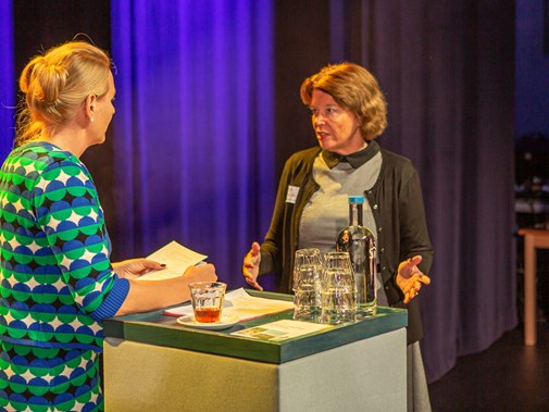 Marielle Hendriks, directeur-bestuurder bij het Erfgoedhuis in gesprek met gedeputeerde Willy de Zoete tijdens de Erfgoeddag 2021 (Foto Floris Scheplitz)