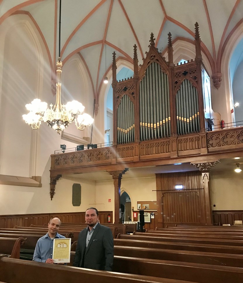 twee mannen in een kerk