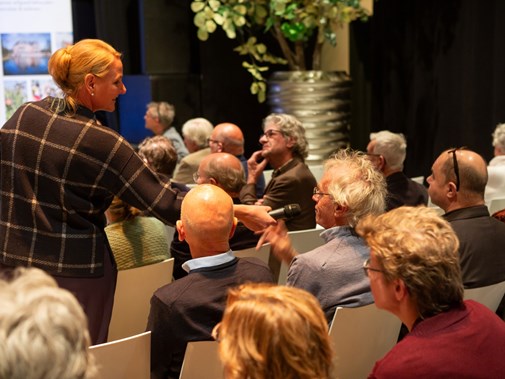 Er is ook ruimte voor vragen vanuit het publiek. Foto: Floris Scheplitz