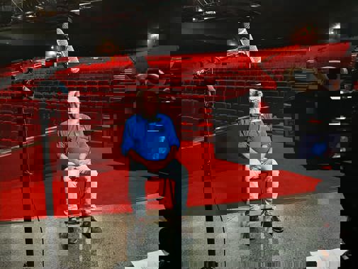 man zit voor camera