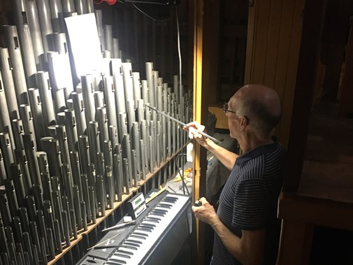 Man werkt aan restauratie van een orgel