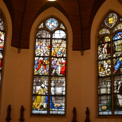 Glas in lood-ramen in de kerk