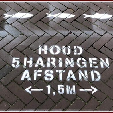 Straat met daarop in wit gespoten