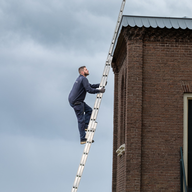 Monumentenwachter Roy op de ladder