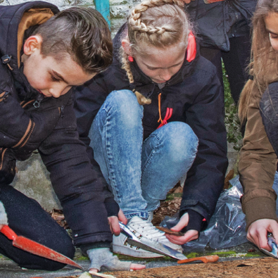 kinderen aan het opgraven
