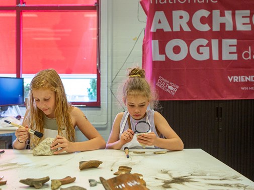 Aan de slag met echte vondsten bij Erfgoed Delft tijdens de Nationale Archeologiedagen 2023 (Foto: Floris Scheplitz / Erfgoedhuis Zuid-Holland)