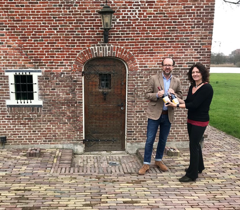 Mirco Cuppens (Landgoed Te Werve) neemt het Compliment voor uw monument in ontvangst van Hanneke Nuijten, projectleider erfgoedlijn Landgoederenzone/Hollands Buiten.