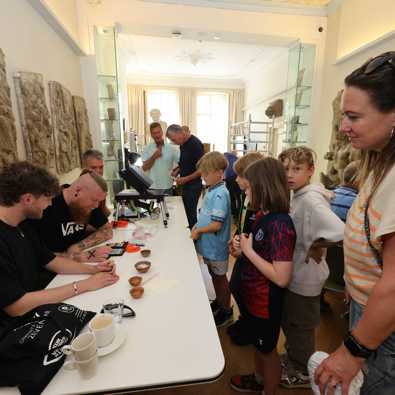 Taxatie van vondsten tijdens het PAN-event 2025 (Foto: Willem de Jeu)