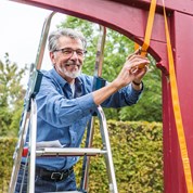Man staat op ladder bij brug bij Landgoed Buitenplaats Huygens