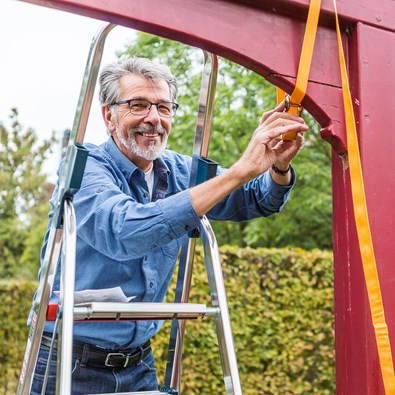 Man staat op ladder bij brug bij Landgoed Buitenplaats Huygens