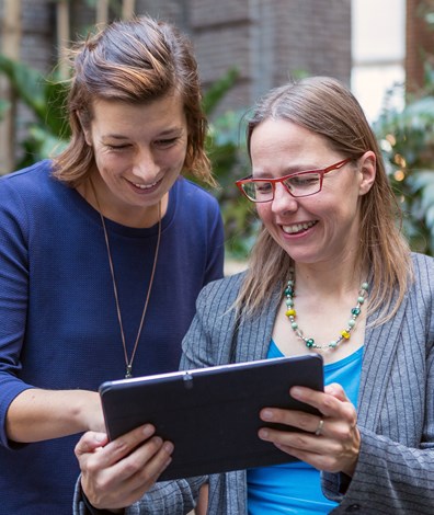 Twee vrouwen kijken samen op tablet