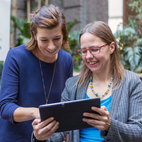 Twee vrouwen kijken samen op tablet
