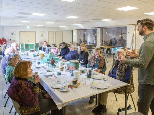 Diner en man spreekt groep aan tafel toe