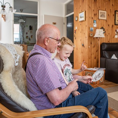 Kind op schoot bij opa: geschiedenis voor de toekomst