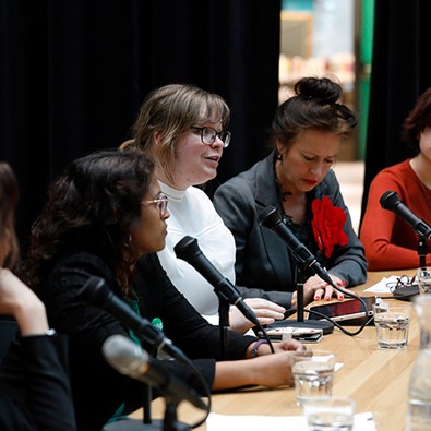 Foto van cultuurdebat in 2019: discussie aan tafel tussen vijf deelnemers