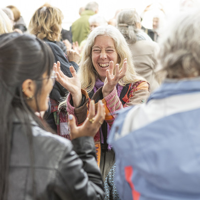 Groep mensen op de foto die met hun handen een verhaal vertellen