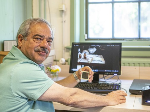 Man achter laptop