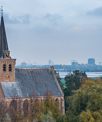 Kerk tussen groen in Schipluiden (Foto: Floris Scheplitz / Erfgoedhuis Zuid-Holland)