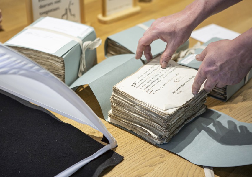 Stapel oude documenten in het archief