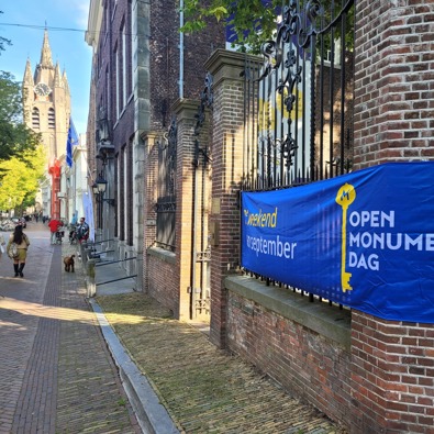 Het Meisjeshuis met de Open Monumentendag banner aan het tuinhek