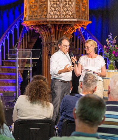 Gerard Rooijakkers tijdens het symposium, met moderator Marielle Hendriks (Foto: Floris Scheplitz / Erfgoedhuis Zuid-Holland)