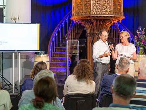 Gerard Rooijakkers tijdens het symposium, met moderator Marielle Hendriks (Foto: Floris Scheplitz / Erfgoedhuis Zuid-Holland)