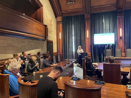 In de raadzaal van het Leidse stadhuis kreeg de groep uitleg over de klimaatbestendige Leidse binnenstad (Foto: Marielle Hendriks)