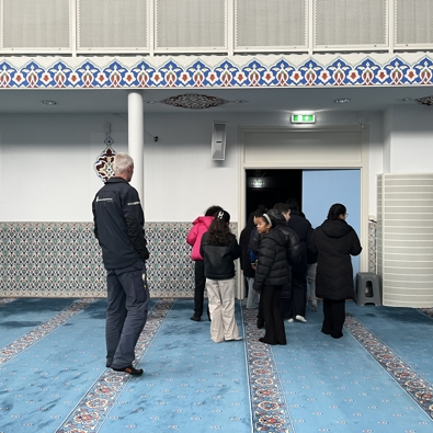 De groep in de moskee