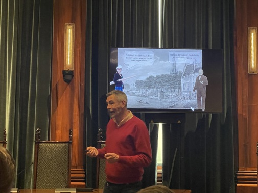 In de raadzaal van het Leidse stadhuis kreeg de groep uitleg over de klimaatbestendige Leidse binnenstad (Foto: Marielle Hendriks)