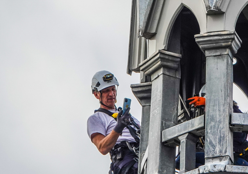 Senior adviseur Leo in de toren van de Maria van Jessekerk