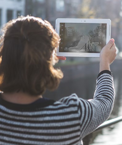 Vrouw maakt foto met tablet in de stad