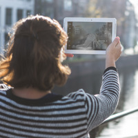 Vrouw maakt foto met tablet in de stad