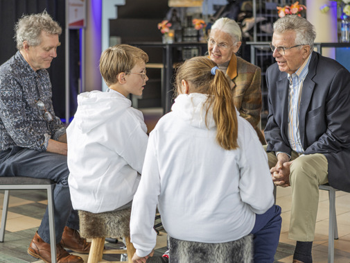 Ooggetuigen in gesprek met kinderen tijdens de Loop voor Hoop in Madurodam (foto: Floris Scheplitz)
