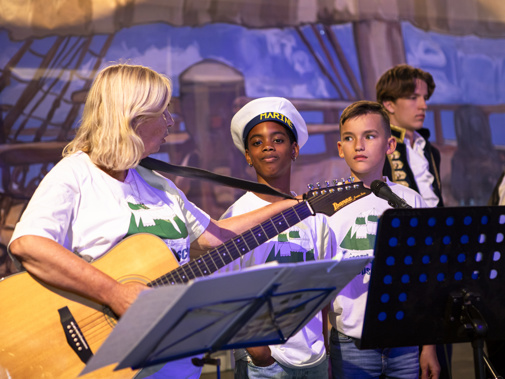 De Rotterdamsche Scheepsmaetjes tijdens het Shantyfestival bij de Wereldhavendagen in Rotterdam, 2024. (foto Marco Zwinkels)