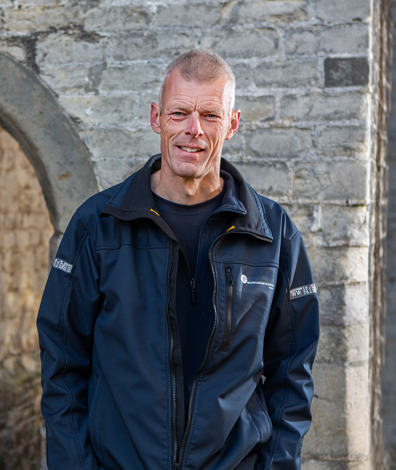 Portretfoto van Mark Dwarswaard (Foto: Floris Scheplitz/Erfgoedhuis Zuid-Holland)