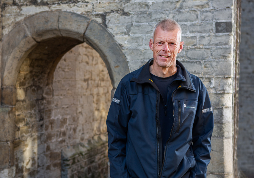 Portretfoto van Mark Dwarswaard (Foto: Floris Scheplitz/Erfgoedhuis Zuid-Holland)