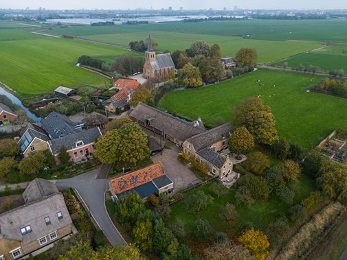 Dronebeeld van boerderij in Schipluiden (Foto: Floris Scheplitz / Erfgoedhuis Zuid-Holland)