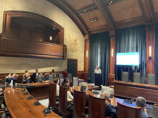 In de raadzaal van het Leidse stadhuis kreeg de groep uitleg over de klimaatbestendige Leidse binnenstad (Foto: Marielle Hendriks)