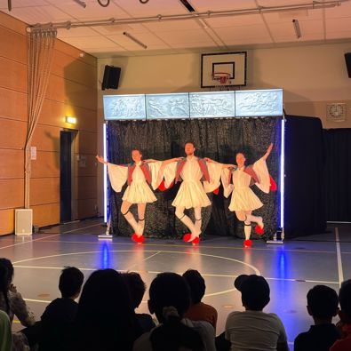 Drie dansers geven een dansvoorstelling