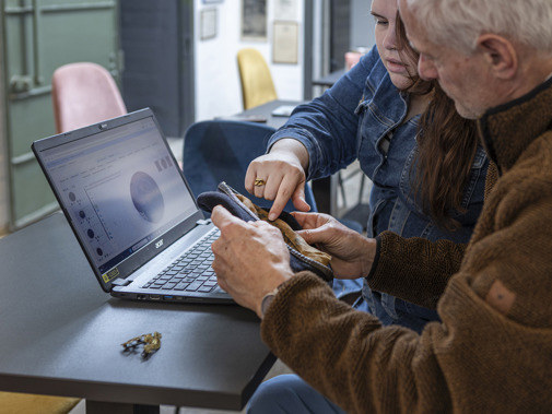 Twee mensen achter laptop