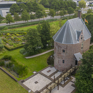 Luchtfoto van Huys Dever met op de achtergrond de historische moestuin