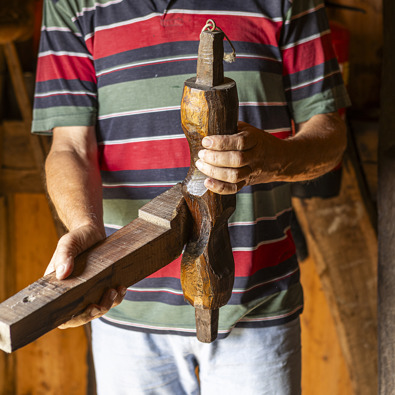 Man met een object in zijn handen