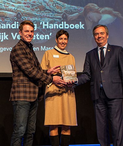 Overhandiging van het boek. V.l.n.r.: Frank Bergevoet, Evelien Masselink en Meindert Stolk. Foto: Floris Scheplitz.