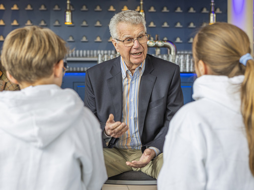 Ooggetuigen in gesprek met kinderen tijdens de Loop voor Hoop in Madurodam (foto: Floris Scheplitz)