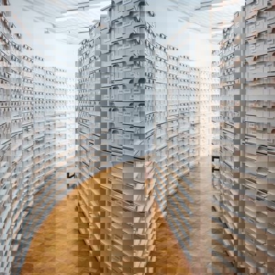 Gang in archief met lades