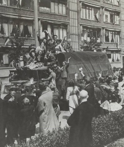 Bevrijding 1945: Canadezen trekken Den Haag binnen. Zwart-witfoto uit het Nationaal Archief.