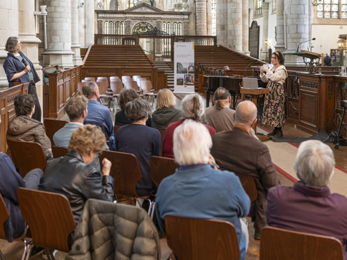 Alexia Kerkhof vertelt over het verborgen verhaal achter de Zuid-Hollandse dialecten, Erfgoeddag 2025 (Foto: Floris Scheplitz)