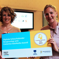 twee vrouwen houden een award vast