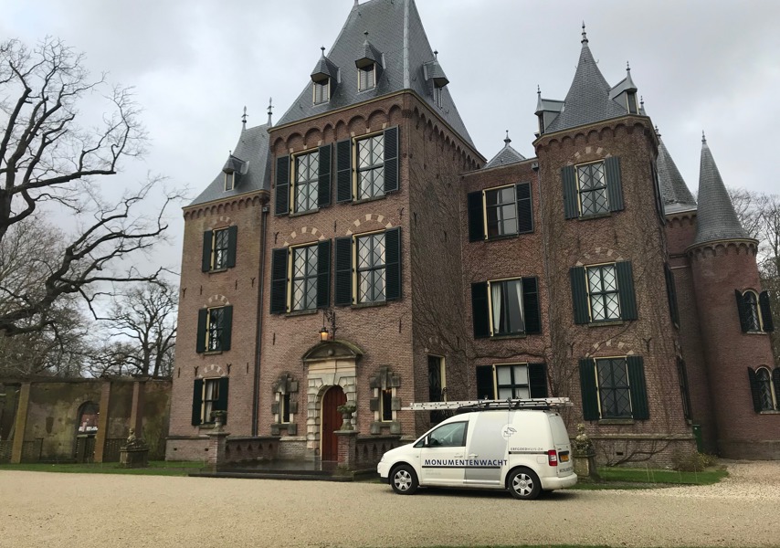 Busje van de monumentenwacht staat geparkeerd voor een kasteel tijdens de inspectie